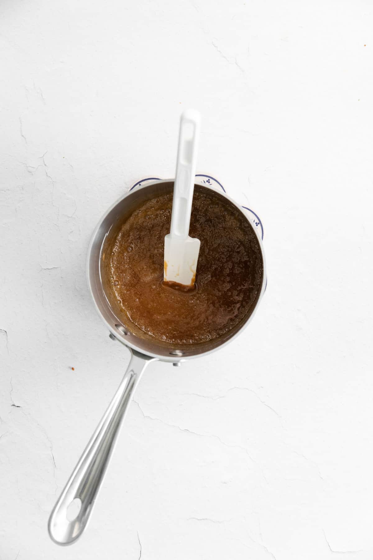 Caramelo em uma panela pequena.