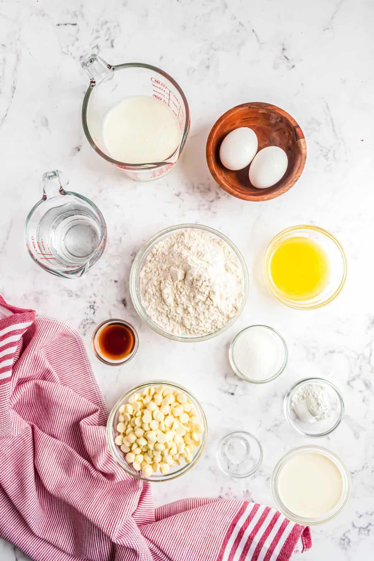 Ingredientes necessários para a receita em tigelas separadas.