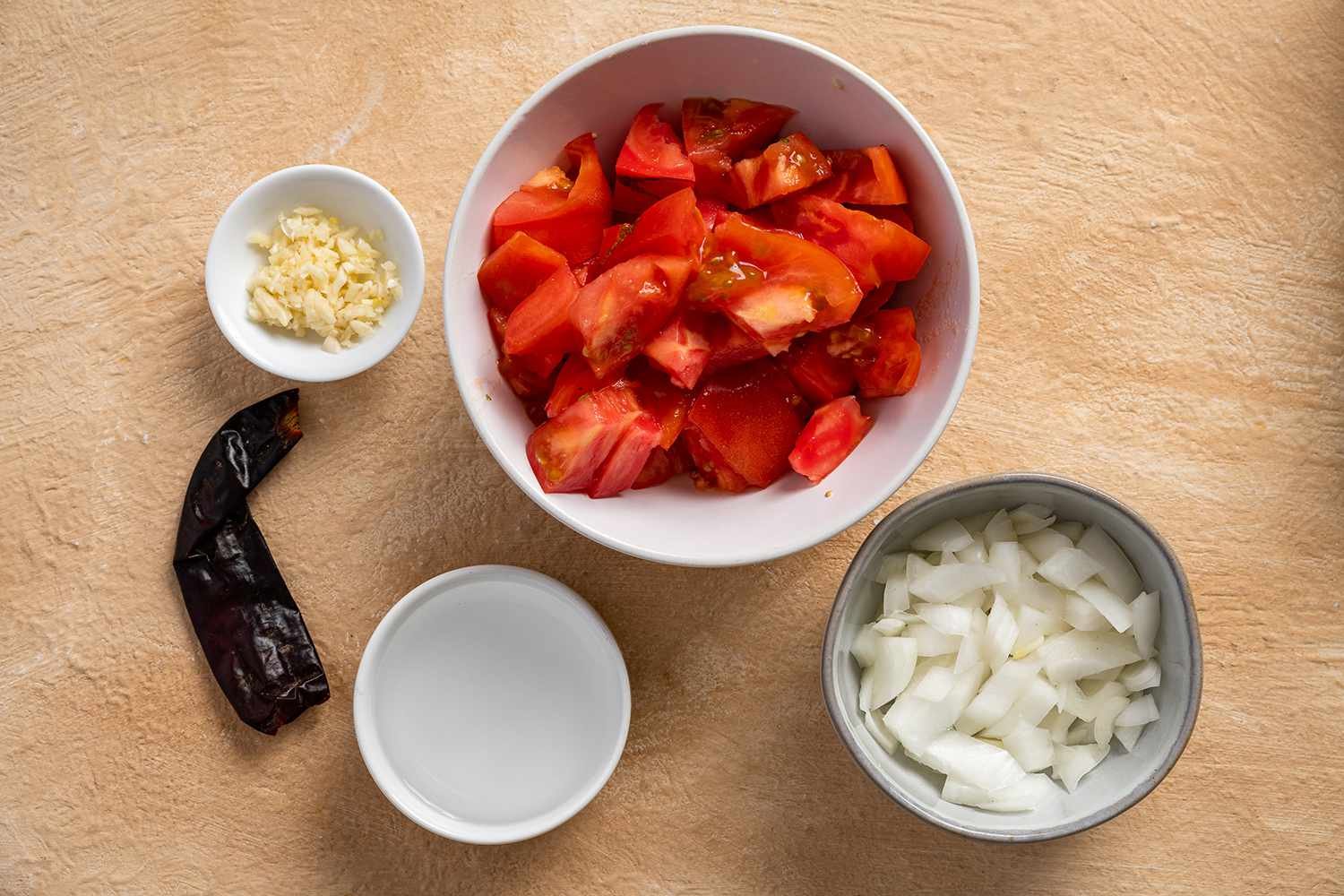 Salsa roja ingredients in bowls 